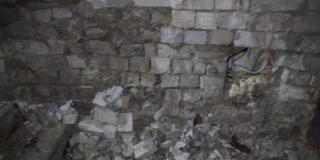 В Саратове рушится дом: люди живут с дырой из туалета в подъезд