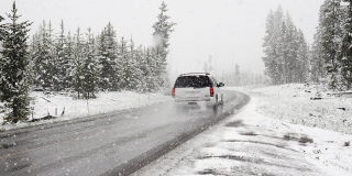 В ГИБДД призвали саратовцев к осторожности на дорогах из-за снега, тумана и гололеда