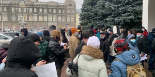 В Саратове толпа сторонников КПРФ собралась перед зданием областной думы