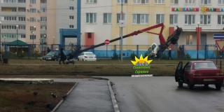 В Солнечном-2 на территории детского сада опрокинулась автовышка
