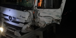 Водитель «Мерседеса» умер в неотложке после столкновения фур на трассе