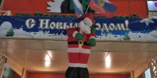 В Саратове рынок Топольчанский украсили «повесившимся» Дедом Морозом