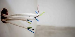 Двое сельчан проникли в дом и сорвали со стен всю электропроводку Двое сельчан проникли в дом и сорвали со стен всю электропроводку