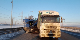 Саратовский дальнобойщик на автоцистерне протаранил грузовик под Самарой