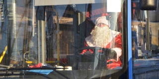 В Саратове появились троллейбусы с Дедом Морозом, Снегурочкой и елками