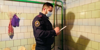 В Волжском районе женщина обнаружила мертвых родителей в бане