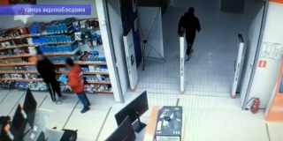 Двое подростков похищали технику из магазина в ТЦ. Видео