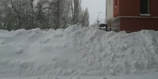 Саратовцы: Сотрудники бизнес-центра завалили снегом пешеходную зону и дорогу