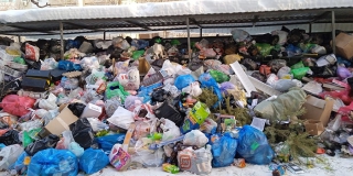 В Саратове массово жалуются на заваленные отходами мусорки