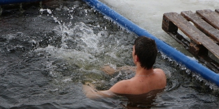 Минздрав рассказал саратовцам о правилах купания в проруби на Крещение