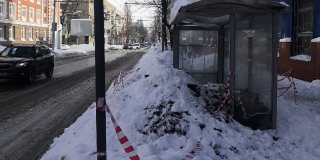 В Саратове остановку общественного транспорта завалили снегом и грязью
