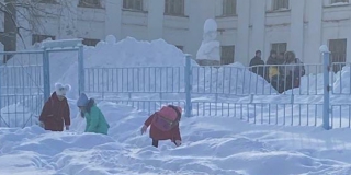 В Заводском районе дорогу и тротуар около школы не расчищают от снега