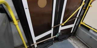 Автобус Саратов-Энгельс пустили в рейс с заблокированными шваброй дверьми