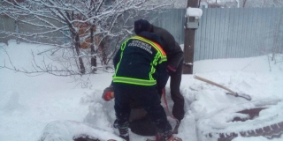 В Аткарске спасатели достали мужчину из трехметрового колодца