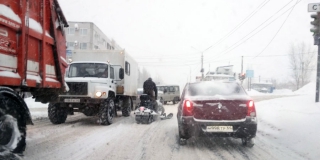 Снегопад. ГИБДД просит жителей Саратова воздержаться от поездок на автомобилях Снегопад. ГИБДД просит жителей Саратова воздержаться от поездок на автомобилях