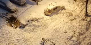 В Балакове лавина снега с крыши дома обрушилась на машины