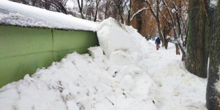 В Саратове упавшая с крыши снежная масса завалила пешеходную дорожку у школы