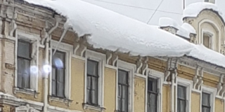 На проспекте Кирова заметили опасно свисающий с крыши пласт снега