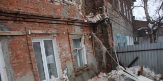 В центре Саратова из-за скопившегося снега произошло обрушение дома