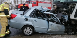 В Лысогорском районе 2 человека погибло в лобовом ДТП с грузовиком