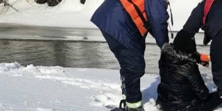 В Аткарске служба спасения вытащила провалившуюся под лед девочку