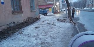 На Огородной вместе со льдом с крыши на тротуар обрушился шифер На Огородной вместе со льдом с крыши на тротуар обрушился шифер