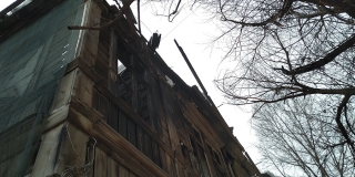 Деревянный дом на Вольской стал опасным для прохожих Деревянный дом на Вольской стал опасным для прохожих