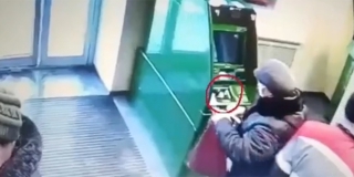 В Заводском районе 66-летняя женщина попалась на краже денег из банкомата