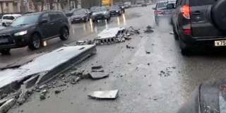 На улице Чернышевского из грузовика на дорогу выпали железобетонные плиты