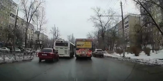 В Энгельсе водители автобусов устроили опасные гонки на дороге В Энгельсе водители автобусов устроили опасные гонки на дороге