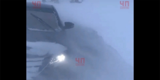 Саратовец с детьми более 6 часов пробирался по заметенному участку трассы Саратовец с детьми более 6 часов пробирался по заметенному участку трассы