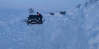 Саратовские спасатели эвакуировали на снегоходе тяжелобольную сельчанку