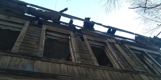 Разрушающийся дом на Вольской создает угрозу для жизни и здоровья горожан Разрушающийся дом на Вольской создает угрозу для жизни и здоровья горожан