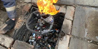 В Петровске неизвестные закидали Вечный огонь мусором