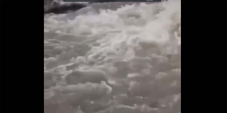 В Солнечном из-за коммунальной аварии были затоплены дворы и дорога В Солнечном из-за коммунальной аварии были затоплены дворы и дорога