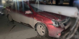 В Энгельсе столб раздавил легковушку после ДТП В Энгельсе столб раздавил легковушку после ДТП