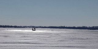 Два человека провалились в воду при прогулке по льду у Саратова