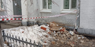 Рухнувшие со старинного дома на Дзержинского кирпичи месяц не убирают с тротуара Рухнувшие со старинного дома на Дзержинского кирпичи месяц не убирают с тротуара