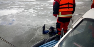 Саратовские спасатели обнаружили тело провалившегося под лед мужчины