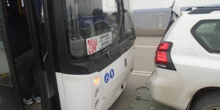 На мосту Саратов-Энгельс столкнулись автобус и внедорожник
