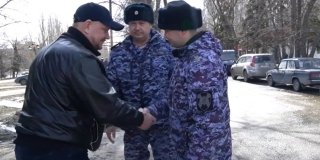 Росгвардейцы на 1-й Дачной помогли спасти жизнь водителю с приступом Росгвардейцы на 1-й Дачной помогли спасти жизнь водителю с приступом