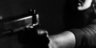 Автоледи на «БМВ» наказали за размахивание пистолетом и угрозы убийством на дороге Автоледи на «БМВ» наказали за размахивание пистолетом и угрозы убийством на дороге