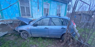 В Лысогорском районе «Калина» съехала с дороги и врезалась в дом В Лысогорском районе «Калина» съехала с дороги и врезалась в дом