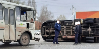 В Балакове «ГАЗель» опрокинулась на бок после ДТП с автобусом В Балакове «ГАЗель» опрокинулась на бок после ДТП с автобусом