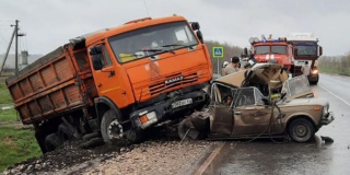 Под Ртищевом водитель «ВАЗа» чудом выжил в жуткой аварии с «КамАЗом»
