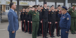 В саратовской школе стали еженедельно поднимать флаг и петь Гимн России
