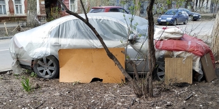 В центре Саратова 4-й год иномарка портит вид на «зеленой зоне» В центре Саратова 4-й год иномарка портит вид на «зеленой зоне»