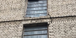 Жильцы дома на 2-м Магнитном проезде пожаловались на трещины в фасаде и разруху во дворе
