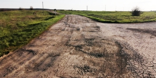 Разбитую дорогу на Максимовку – Ключи восстановят пока ямочным ремонтом в июне