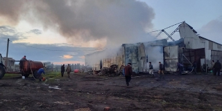 В Петровском районе сгорел ангар с автомобилем внутри